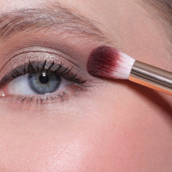 Wander Beauty In Neutral Palette - Picture 4 of 5